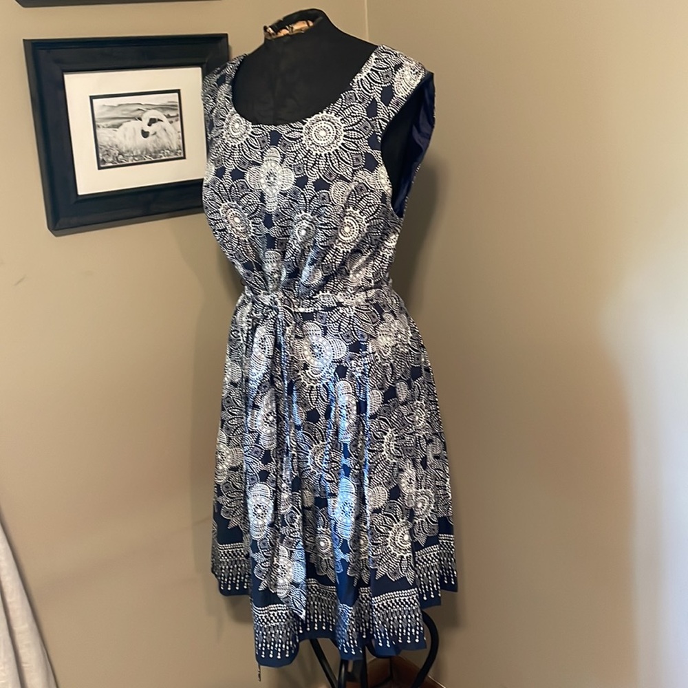 Sleeveless round neck dress.
